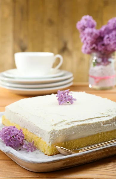 Delicioso postre con flores lila —  Fotos de Stock