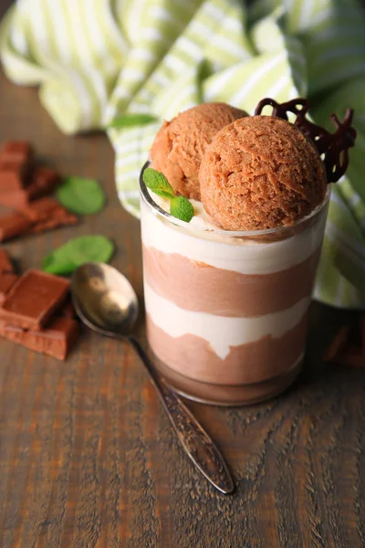 Sabrosa mousse de chocolate con sorbete sobre mesa de madera —  Fotos de Stock