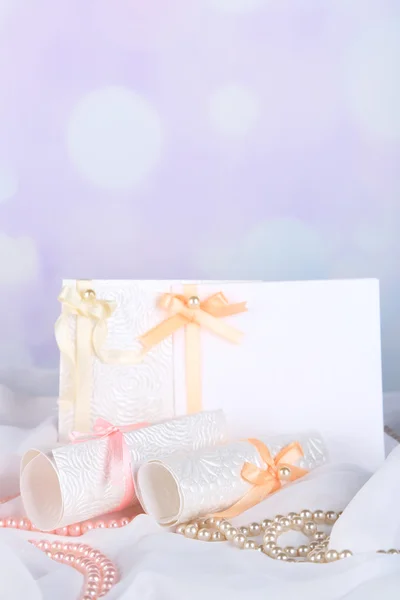 Schöne handgemachte Hochzeitskarten auf hellem Hintergrund — Stockfoto