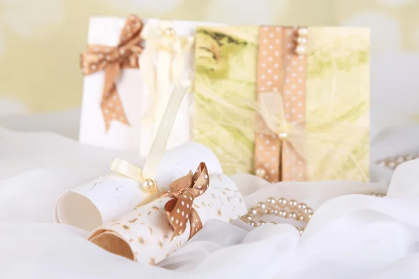 Mooie handgemaakte bruiloft kaarten op lichte achtergrond — Stockfoto