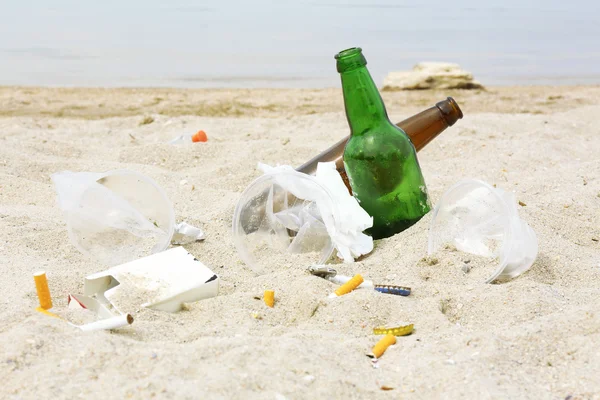 Odpadky na pláži — Stock fotografie