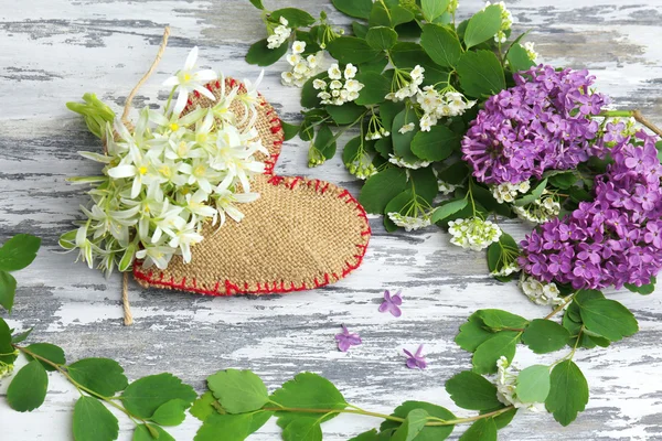 Bellissimi fiori primaverili sul tavolo di legno, da vicino — Foto Stock