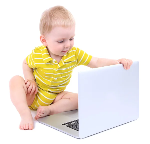 Niedliche kleine Junge mit Laptop isoliert auf weiß — Stockfoto