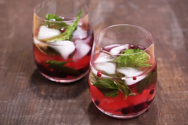 Leckere Cocktails mit frischer Grapefruit und Minzblättern auf Holztischhintergrund — Stockfoto