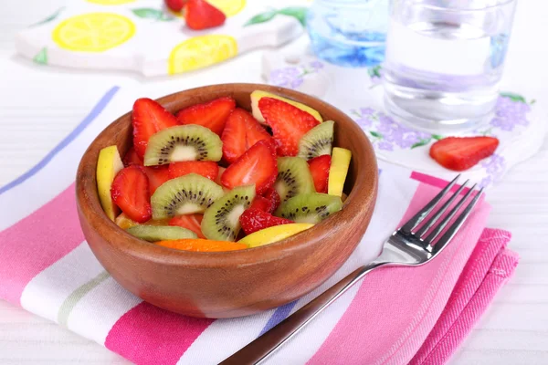 Varias frutas en rodajas en tazón en primer plano de la mesa — Foto de Stock