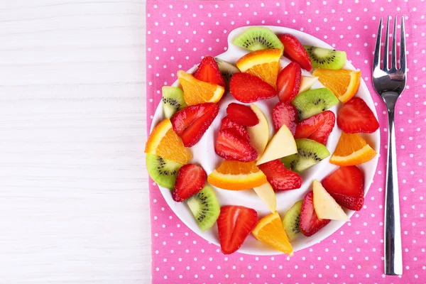 Divers fruits tranchés dans une assiette sur la table close-up — Photo