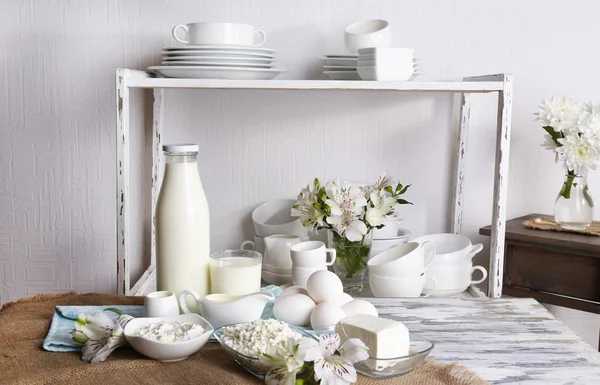 Masih hidup dengan produk susu lezat di atas meja — Stok Foto