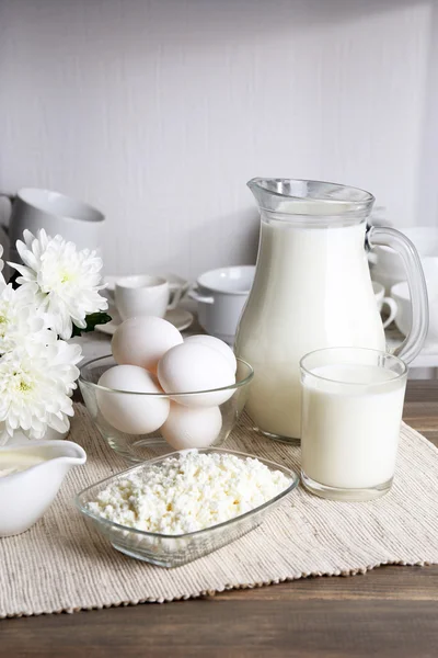 Natureza morta com produtos lácteos saborosos na mesa — Fotografia de Stock