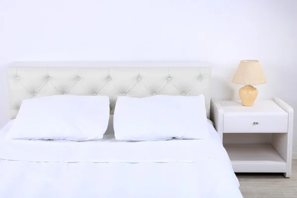 Cómoda cama blanda en la habitación — Foto de Stock