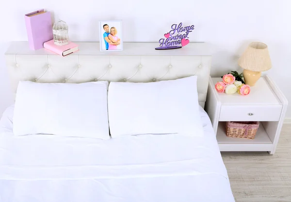 Wygodne miękkie łóżko w pokoju — Zdjęcie stockowe
