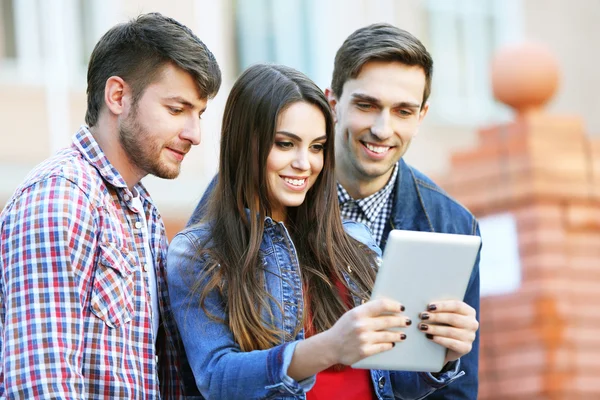 Students near university — Stock Photo, Image