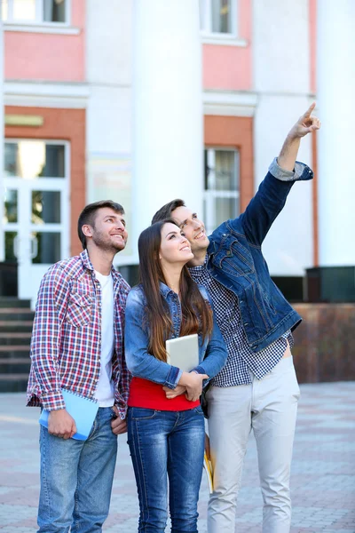 Estudiantes cerca de universidad —  Fotos de Stock