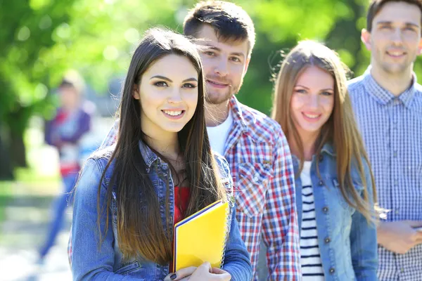 Estudantes felizes no parque — Fotografia de Stock