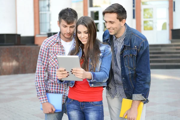 Studenti vicino all'università — Foto Stock