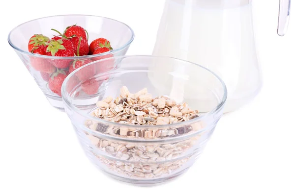 Gesundes Müsli in Schüssel mit Milch und Erdbeeren isoliert auf weiß — Stockfoto