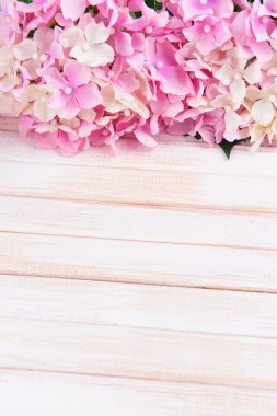 renkli ahşap zemin üzerinde güzel yapay çiçek buketi