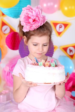 sevimli küçük kız pasta ile onun doğum günü kutlamak