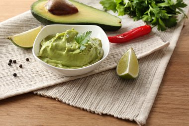 tablo üzerinde kase taze guacamole