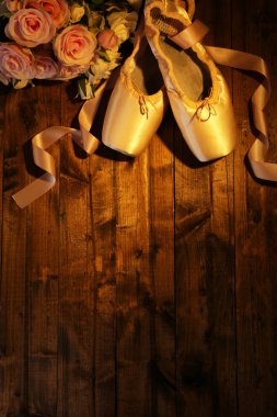 ahşap arka plan üzerinde bale pointe Ayakkabı