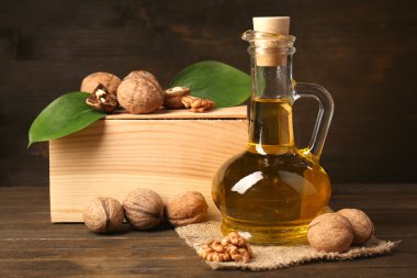ahşap masa üzerinde fındık ve ceviz yağı