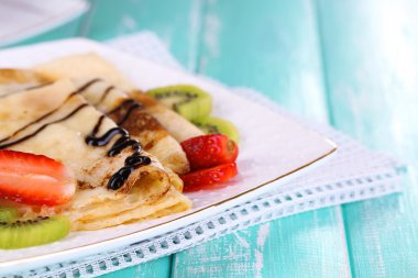 çilek ve çikolata tabağı tablo ile lezzetli gözleme