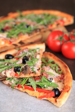 dilim pizza, kompozisyonu kesme tahtası, renk ahşap arka plan üzerinde taze domates