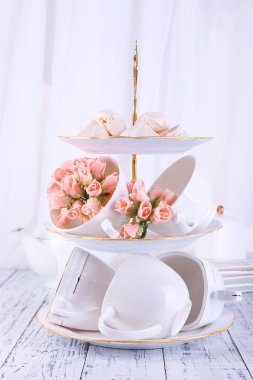 Tablo parlak zemin üzerine vazo içinde bardaklar