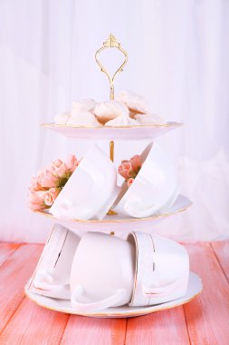 Tablo parlak zemin üzerine vazo içinde bardaklar