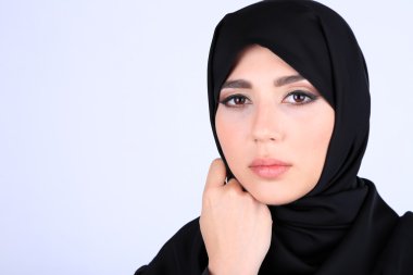 gri arka plan üzerinde güzel Müslüman Arap kadın