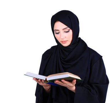 güzel Müslüman Arap kadın gri arka plan üzerinde kitap okuma