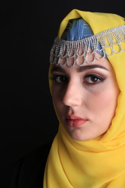 koyu renk arka plan üzerinde güzel Müslüman Arap kadın