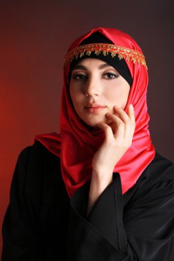 koyu renk arka plan üzerinde güzel Müslüman Arap kadın