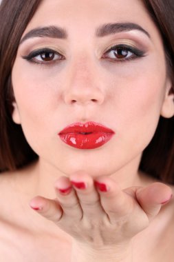 Kırmızı dudaklar ve çivi closeup ile kız