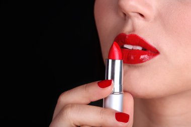 kız seksi kırmızı dudaklar ve pomad koyu arka plan üzerinde