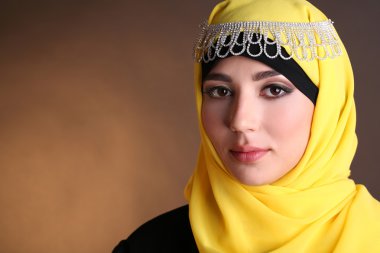 koyu renk arka plan üzerinde güzel Müslüman Arap kadın