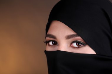 paranja koyu renk arka plan üzerinde güzel Müslüman Arap kadını