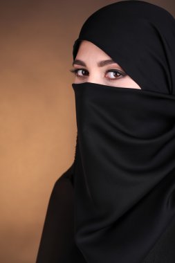 paranja koyu renk arka plan üzerinde güzel Müslüman Arap kadını