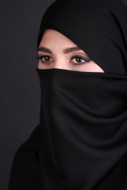 paranja koyu arka plan üzerinde güzel Müslüman Arap kadını