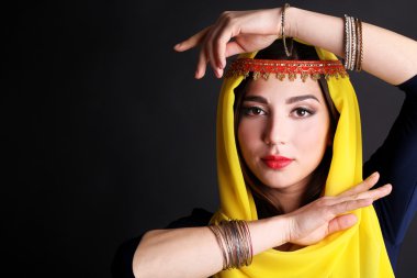 koyu arka plan üzerinde güzel oryantal kız