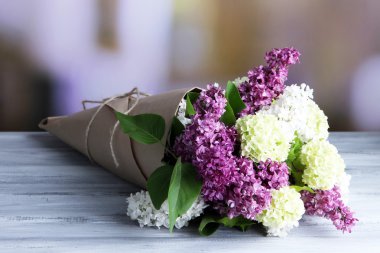 güzel bahar çiçekleri parlak zemin üzerine ahşap tablo