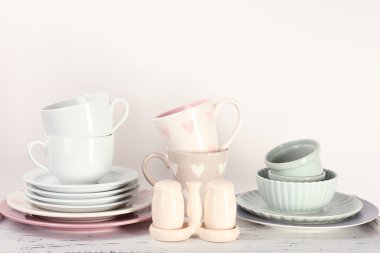 raf üzerinde beyaz izole, farklı yemek takımı