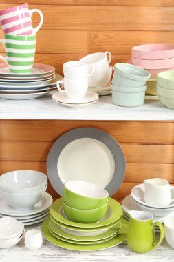 raf, ahşap zemin üzerinde farklı yemek takımı