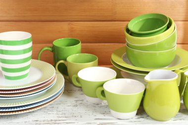 raf, ahşap zemin üzerinde farklı yemek takımı