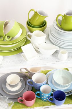 raf, farklı yemek takımı Kapat