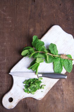 renkli ahşap zemin üzerinde kesme tahtası üzerinde çok temiz