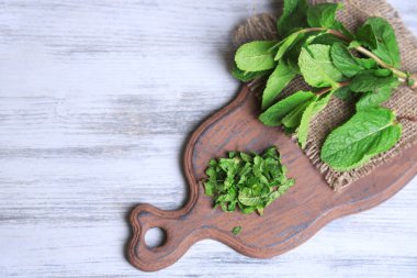 renkli ahşap zemin üzerinde kesme tahtası üzerinde çok temiz