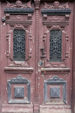 güneşli ışık, eski ahşap kapıları kapatın