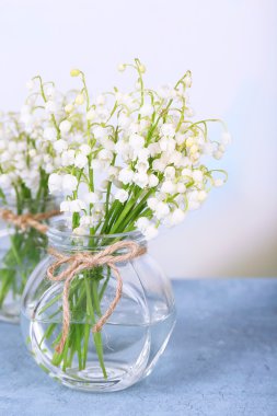 güzel zambak vadi üzerinde açık renkli cam vazo içinde