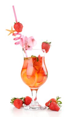 Çilekli kokteyl beyaz izole yenileniyor