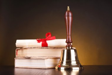 koyu arka plan masaya kitapları ile altın retro okul zili